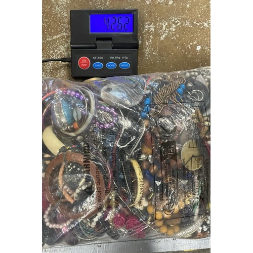 188 - MIXED COSTUME JEWELLERY 4.262 KG