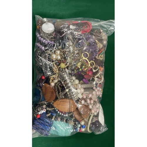 186 - MIXED COSTUME JEWELLERY 3.284 KG