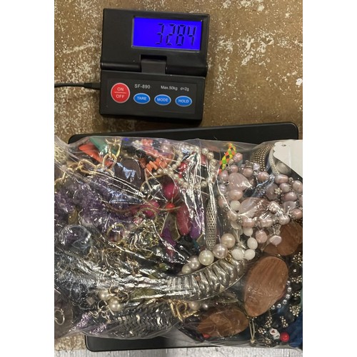 186 - MIXED COSTUME JEWELLERY 3.284 KG