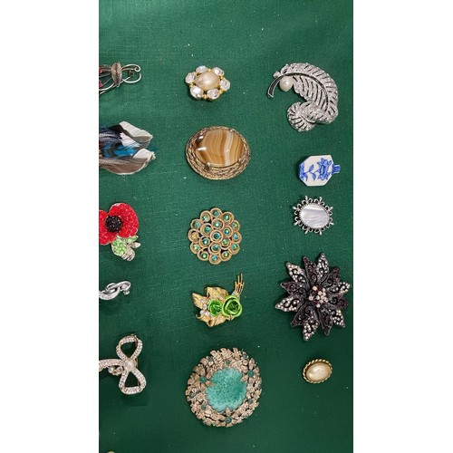 169 - QTY OF BROOCHES