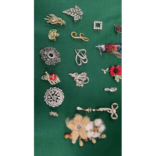 169 - QTY OF BROOCHES