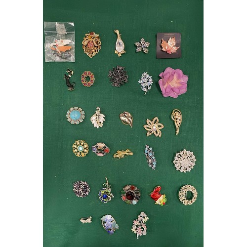 137 - 28 X MIXED BROOCHES