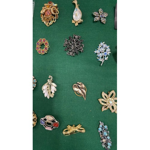 137 - 28 X MIXED BROOCHES