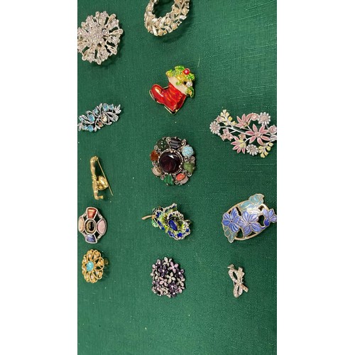 137 - 28 X MIXED BROOCHES