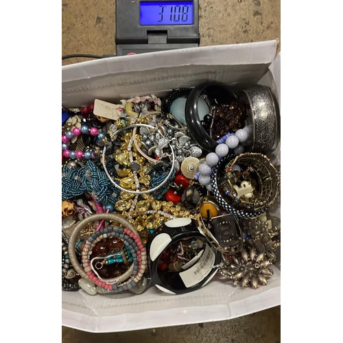 128 - COSTUME JEWELLERY 3.108 KG