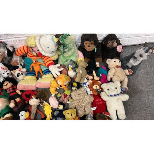 61 - LARGE QTY OF MIXED SOFT TOYS