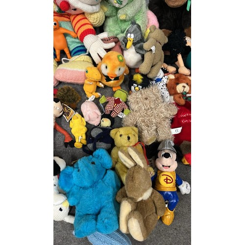 61 - LARGE QTY OF MIXED SOFT TOYS