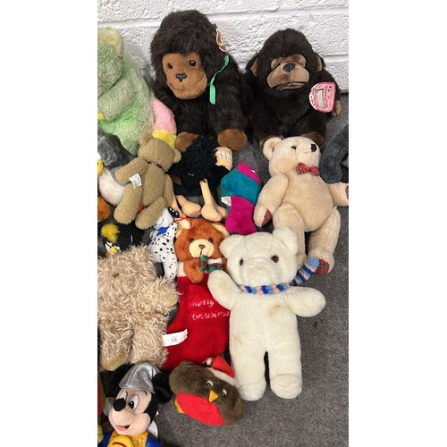 61 - LARGE QTY OF MIXED SOFT TOYS