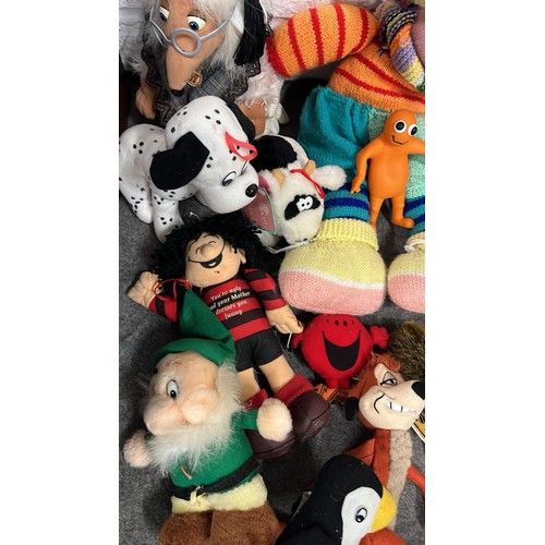 61 - LARGE QTY OF MIXED SOFT TOYS