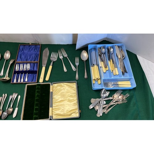 132 - QTY OF MIXED CUTLERY