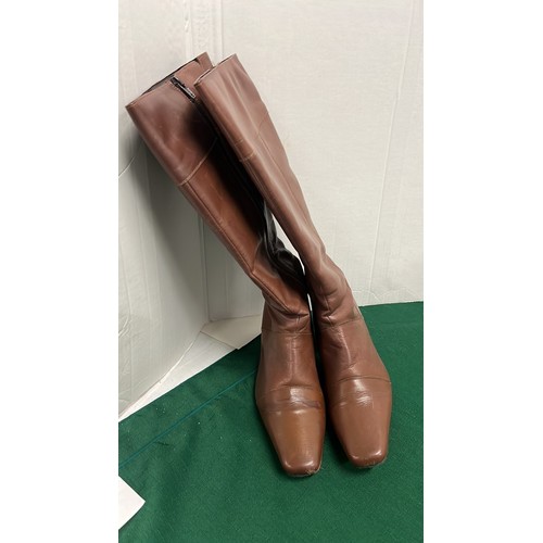 300C - BROWN LADIES BOOTS SIZE 5