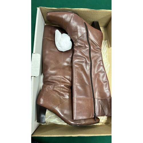 300C - BROWN LADIES BOOTS SIZE 5