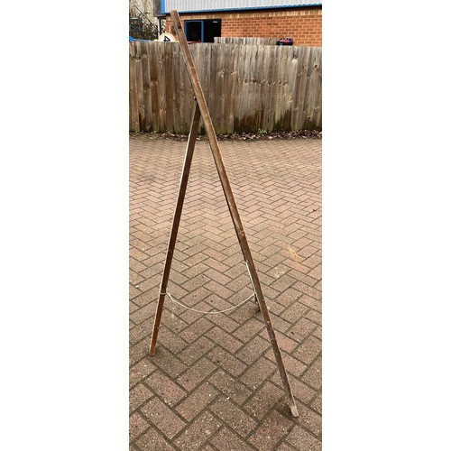 194 - VINTAGE ART EASEL