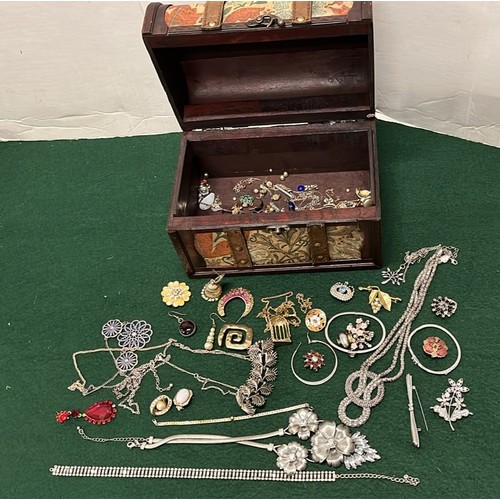 238 - JEWELLERY BOX WITH CONTENTS OF COSTUME JEWELLERY