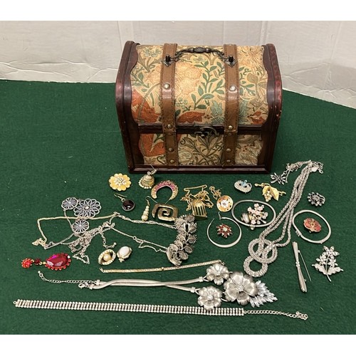238 - JEWELLERY BOX WITH CONTENTS OF COSTUME JEWELLERY