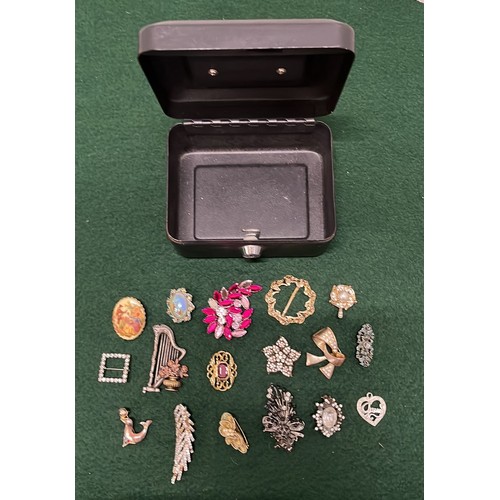 239 - JEWELLERY BOX WITH CONTENTS OF COSTUME JEWELLERY