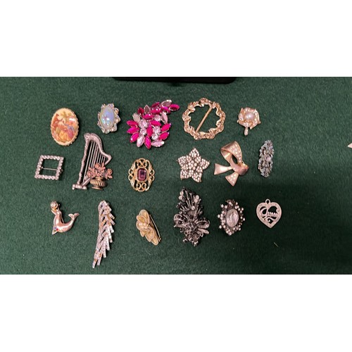 239 - JEWELLERY BOX WITH CONTENTS OF COSTUME JEWELLERY