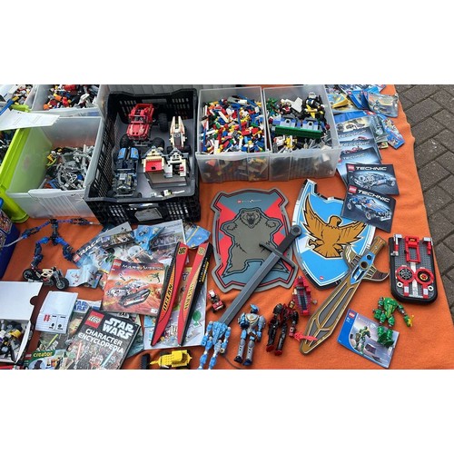 73 - VERY LARGE QTY OF MIXED VINTAGE AND MODERN LEGO  TO INCLUDE TEC KITS AND INSTRUCTIONS SEE ALL PICTUR... 