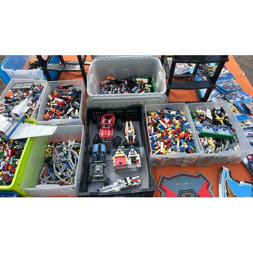 73 - VERY LARGE QTY OF MIXED VINTAGE AND MODERN LEGO  TO INCLUDE TEC KITS AND INSTRUCTIONS SEE ALL PICTUR... 