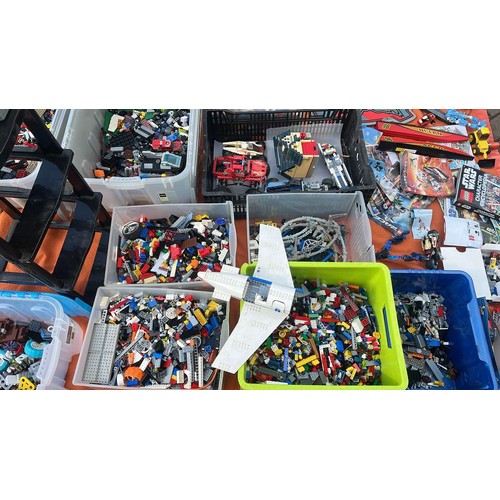 73 - VERY LARGE QTY OF MIXED VINTAGE AND MODERN LEGO  TO INCLUDE TEC KITS AND INSTRUCTIONS SEE ALL PICTUR... 