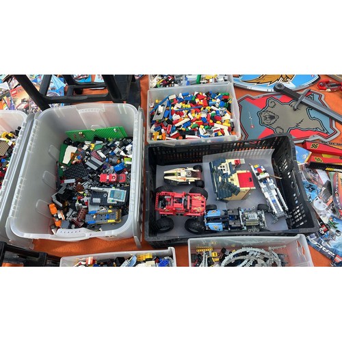 73 - VERY LARGE QTY OF MIXED VINTAGE AND MODERN LEGO  TO INCLUDE TEC KITS AND INSTRUCTIONS SEE ALL PICTUR... 