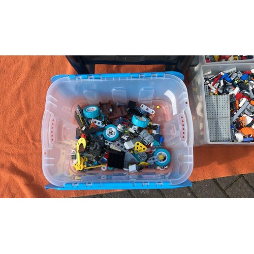 73 - VERY LARGE QTY OF MIXED VINTAGE AND MODERN LEGO  TO INCLUDE TEC KITS AND INSTRUCTIONS SEE ALL PICTUR... 