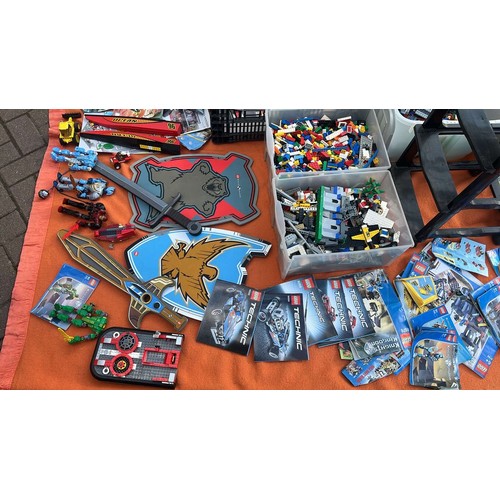 73 - VERY LARGE QTY OF MIXED VINTAGE AND MODERN LEGO  TO INCLUDE TEC KITS AND INSTRUCTIONS SEE ALL PICTUR... 