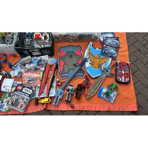 73 - VERY LARGE QTY OF MIXED VINTAGE AND MODERN LEGO  TO INCLUDE TEC KITS AND INSTRUCTIONS SEE ALL PICTUR... 