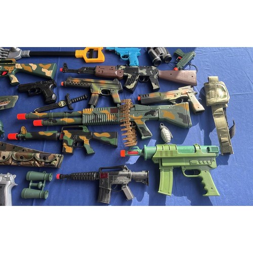 70 - SELECTION MIXED TOY WEAPONS
