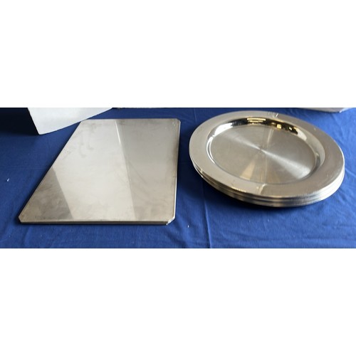 41 - 7 X LARGE ROUND METAL TABLE CHARGERS AND 3 X TRAYS...