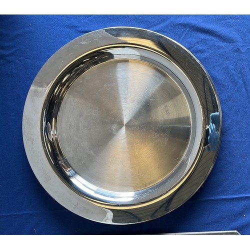 41 - 7 X LARGE ROUND METAL TABLE CHARGERS AND 3 X TRAYS...