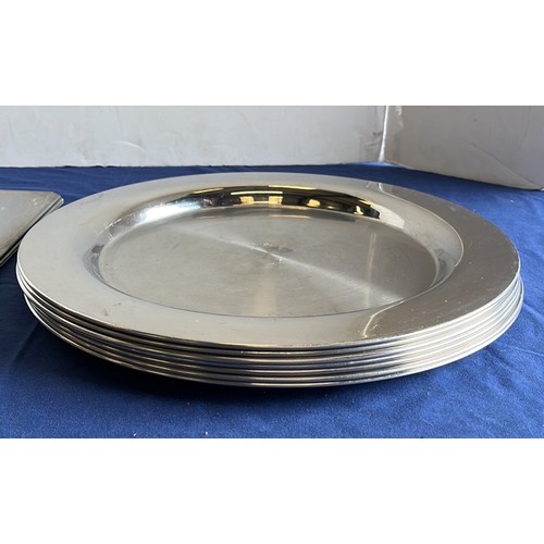 41 - 7 X LARGE ROUND METAL TABLE CHARGERS AND 3 X TRAYS...