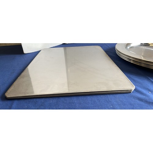 41 - 7 X LARGE ROUND METAL TABLE CHARGERS AND 3 X TRAYS...