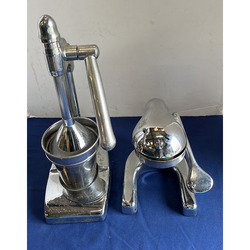 29 - 2 X TABLE TOP BREAKFAST ORANGE SQUEEZERS...