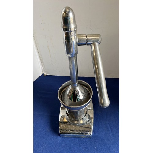 29 - 2 X TABLE TOP BREAKFAST ORANGE SQUEEZERS...