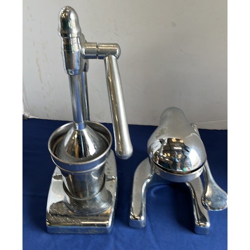 29 - 2 X TABLE TOP BREAKFAST ORANGE SQUEEZERS...