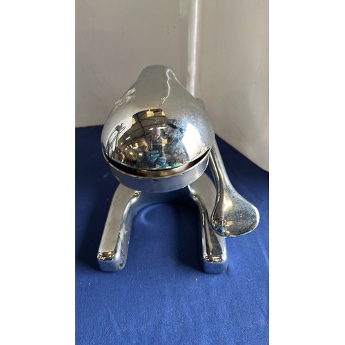 29 - 2 X TABLE TOP BREAKFAST ORANGE SQUEEZERS...