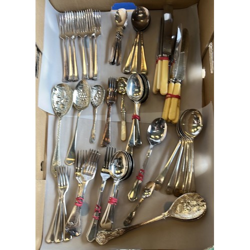 26 - QTY OF MIXED VINTAGE CUTLERY...