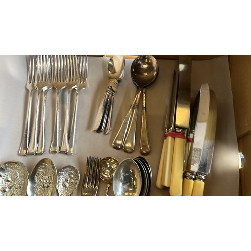 26 - QTY OF MIXED VINTAGE CUTLERY...
