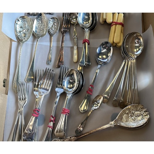 26 - QTY OF MIXED VINTAGE CUTLERY...