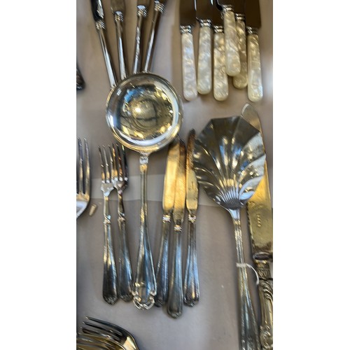 19 - QTY OF MIXED TABLE CUTLERY...