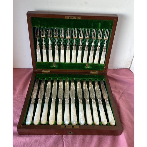 17 - WOODEN CASED TABLE FRUIT CUTLERY SET...