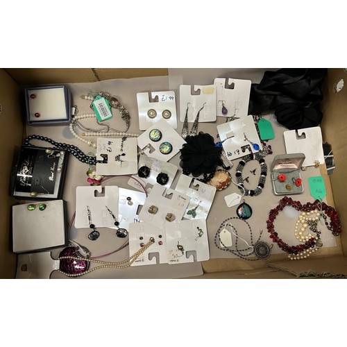 8 - SELECTION OF COSTUME JEWELLERY...