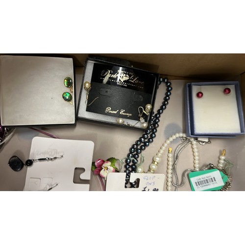 8 - SELECTION OF COSTUME JEWELLERY...