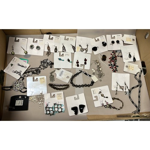 7 - SELECTION OF COSTUME JEWELLERY...