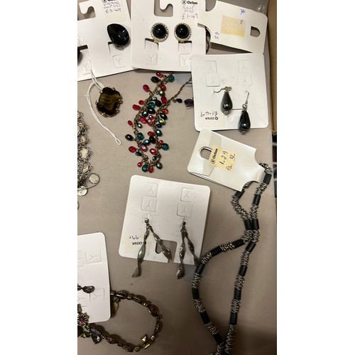 7 - SELECTION OF COSTUME JEWELLERY...