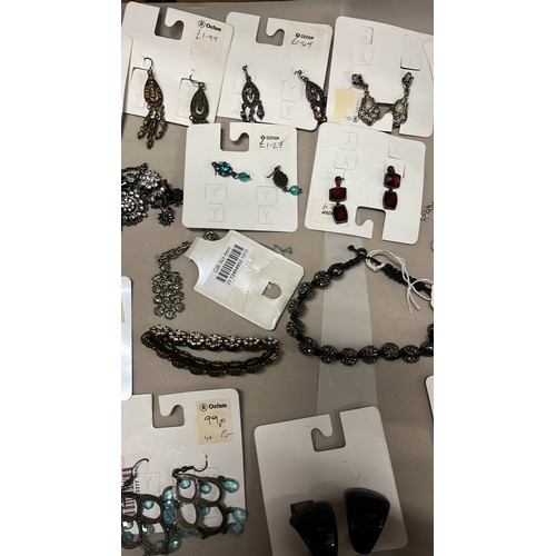 7 - SELECTION OF COSTUME JEWELLERY...