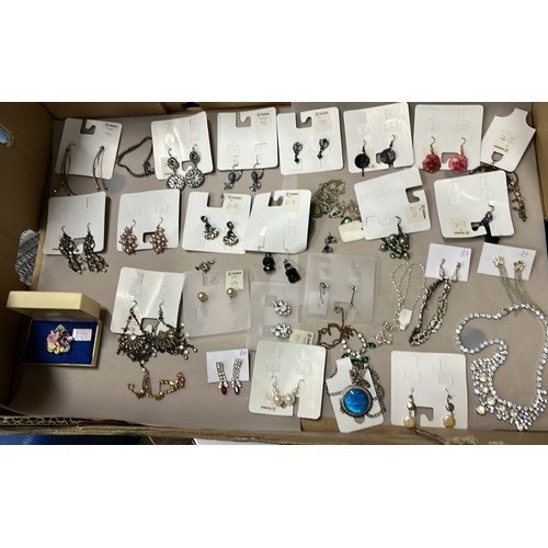 5 - SELECTION OF COSTUME JEWELLERY...