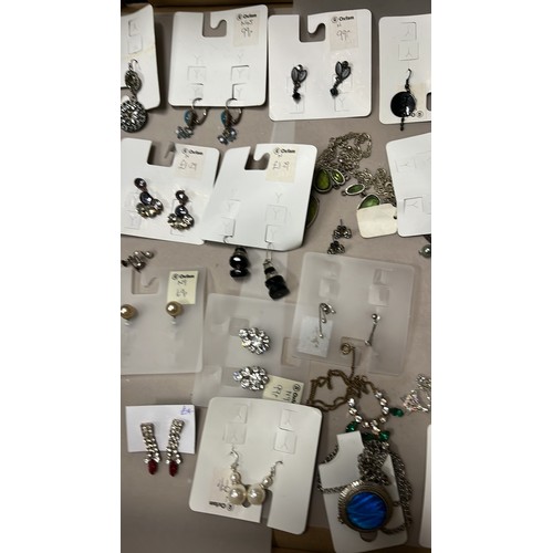 5 - SELECTION OF COSTUME JEWELLERY...