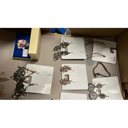 5 - SELECTION OF COSTUME JEWELLERY...